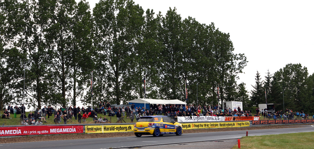 Jacob Mathiassen tog sejren i løb 2 og der var masser af publikum i jubilæumsweekenden.
(Foto: Motorsporten.dk)